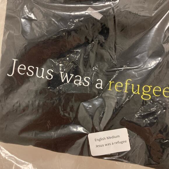 GILDAN Tshirt Men M Jesus Was A Refugee Writing Black Short Sleeve Cotton - Picture 3 of 4